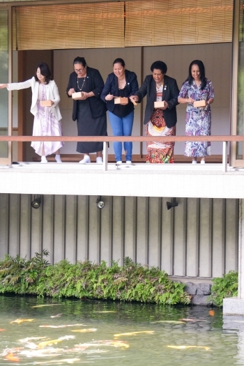 (Photo2) The participants enjoyed feeding carp from the hiro-en (low veranda)