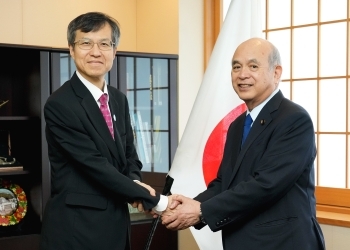 State Minister for Foreign Affairs Mr. TSUGE is shaking hands with Mr. LEE Hee-sup, Secretary General of the Trilateral Cooperation Secretariat (TCS)
