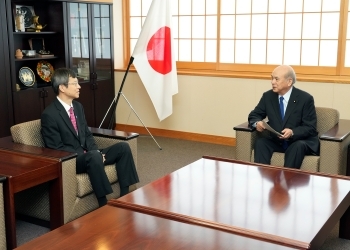 State Minister for Foreign Affairs Mr. TSUGE is talking with Mr. LEE Hee-sup, Secretary General of the Trilateral Cooperation Secretariat (TCS)