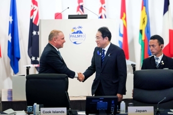 Prime Minister Kishida is shaking hands with Prime Minister Brown, the co-chair.