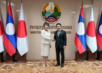Foreign Minister Kamikawa shaking hands with Deputy Prime Minister Saleumxay
