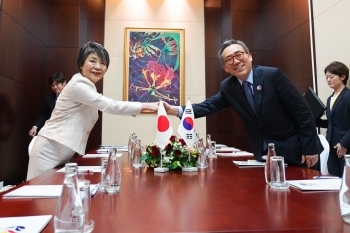 Foreign Minister Kamikawa shaking hands with Foreign Minister Cho Tae-yul