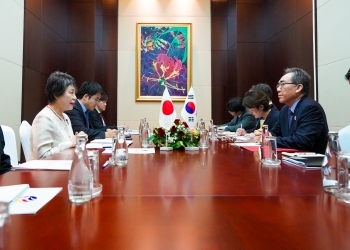 The two Ministers are having a meeting. 