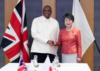Foreign Minister Kamikawa shaking hands with Secretary of State LAMMY, Foreign, Commonwealth and Development Affairs of the UK