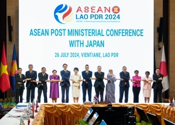 Under photo session, Foreign Ministers on the stage, are crossing their hands each other