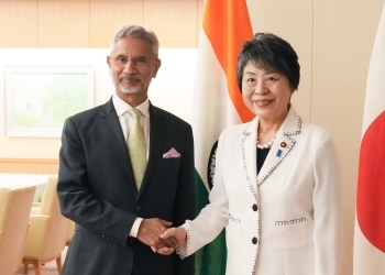 Foreign Minister Ms. Kamikawa is shaking hands with Dr. Subrahmanyam Jaishankar, Minister of External Affairs of India