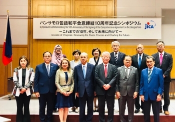 State Minister Tsuge is taking a photo with the participants.