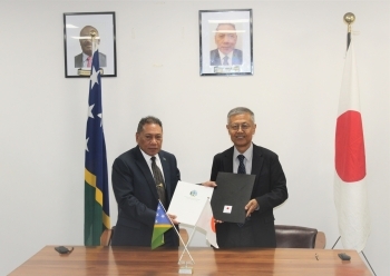 Ambassador Miwa and Foreign Minister AGOVAKA of Solomon attend the Signing and Exchange ceremony of the Notes on Grant Aid