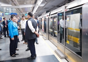 Foreign Minister Kamikawa receiving an explanation from Managing Director Kumar of Delhi Metro Rail Corporation