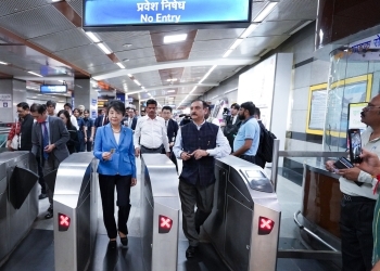 Foreign Minister Kamikawa passing through the ticket gate of the Delhi Metro