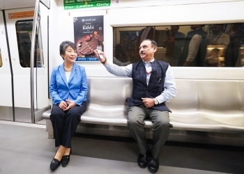 Foreign Minister Kamikawa and Managing Director Kumar of Delhi Metro Rail Corporation, taking a test ride on the Delhi Metro