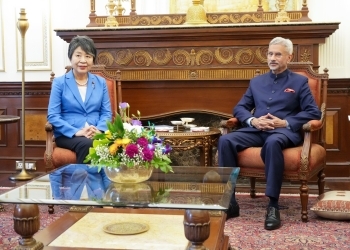 Foreign Minister Ms. KAMIKAWA and Dr. Subrahmanyam Jaishankar, Minister of External Affairs of India, sitting at desk