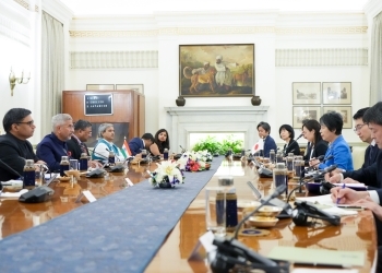 Delegations of both countries are talking in conference room