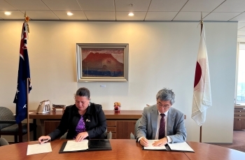 Ambassador OSAWA of Japan and the Cook Islands High Commissioner SAMUELA to New Zealand, signed notes for Grant Aid