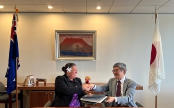 Ambassador OSAWA Shaking Hands with the Cook Islands High Commissioner SAMUELA