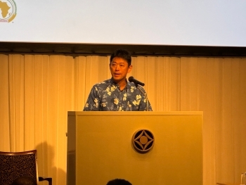 Parliamentary Vice-Minister for Foreign Affairs KOMURA is talking to the audience