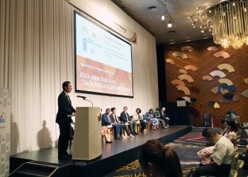 Parliamentary Vice-Minister for Foreign Affairs Fukasawa takes the stage to deliver closing remarks