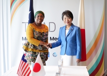 Foreign Minister Kamikawa shaking hands with Minister Nyanti