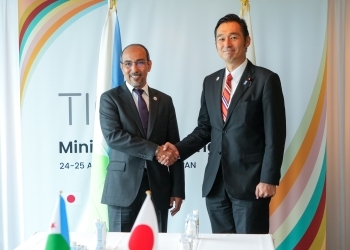 Parliamentary Vice-Minister for Foreign Affairs FUKAZAWA shaking hands with Secretary General Hassan