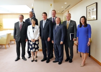 Group photo of Foreign Minister Kamikawa and the Delegation Led by Senator William Hagerty