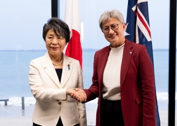 Foreign Minister KAMIKAWA shaking hands with Foreign Minister Wong of Australia