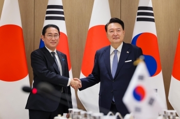 Prime Minister Kishida shaking hands with President Yoon