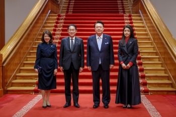 Group photo of Prime Minister Kishida and his spouse, President Yoon and his spouse