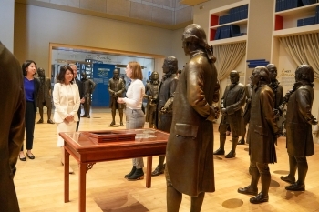 Mrs. Kishida touring Independence-Hall