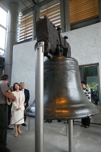 Mrs. Kishida viewed the Liberty Bell