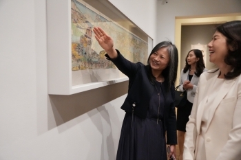 Mrs. Kishida receives an explanation of the artwork