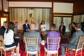 Mrs. Kishida talking with people working on Japanese language education and research on Japanese culture