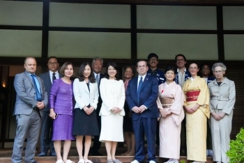 (Photo) Mrs. Kishida and the people working on Japanese language education and research on Japanese culture in Shofuso