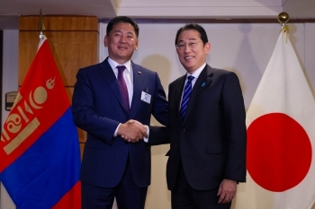 Prime Minister Mr. Kishida is shaking hands with Mr. Ukhnaa KHURELSUKH, President of Mongolia