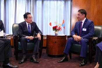 Meeting between Prime Minister Mr. Kishida and Mr. Ukhnaa KHURELSUKH, President of Mongolia