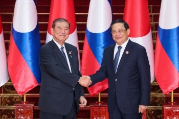 Prime Minister Mr. Ishiba and Prime Minister Sonexay are shaking hands before camera