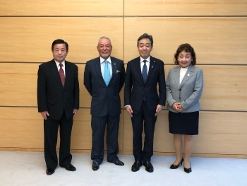 Photo of the Deputy Chief Cabinet Secretary AOKI and the Overseas Japanese Press Association