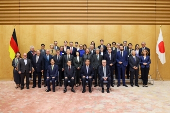 Prime Minister Ishiba taking photo with the participants of the Japanese-German Forum