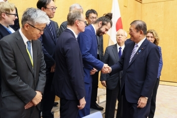 Prime Minister Ishiba shaking hands with one of the participants