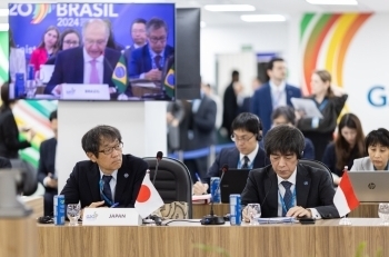 Mr. KATAHIRA Satoshi, Assistant Minister of the Economic Affairs Bureau of the Ministry of Foreign Affairs, attends the meeting