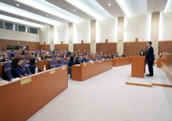 Parliamentary Vice-Minister FUKAZAWA delivering welcome speech