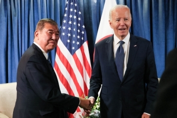 Prime Minister Mr. Ishiba is shaking hands with President Biden