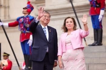 Prime Minister Mr. Ishiba and Ms. Dina Boluarte, President of the Republic of Peru at welcome ceremony