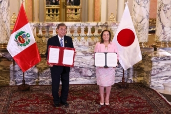 Prime Minister Mr. Ishiba and Peru President are showing the signed Joint Statement