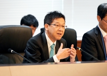 Parliamentary Vice-Minister Matsumoto talks with trainees of the UNITAR training program