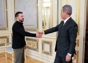 Minister Iwaya who shakes hands with President Zelenskyy