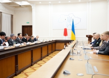 Minister Iwaya who exchanges opinions with Prime Minister Shmyhal