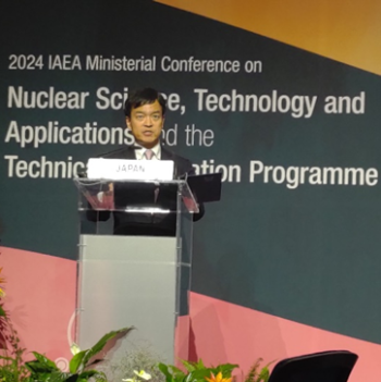 Vice Minister Miyaji making a speech on the stage