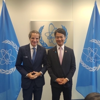 Commemorative photo of State Minister Miyaji and Director General Grossi