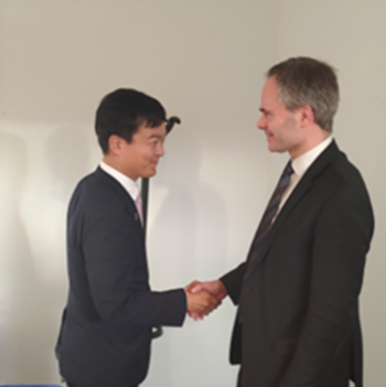 State Minister Miyaji shaking hands with Minister Mykkänen