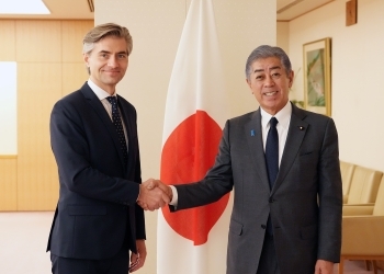 Foreign Minister Iwaya shaking hands with Senior National Security Advisor Budrys